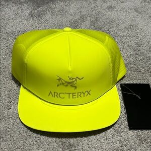 NEW Arc’teryx Logo Trucker Hat Flat Brim Sprint Yellow